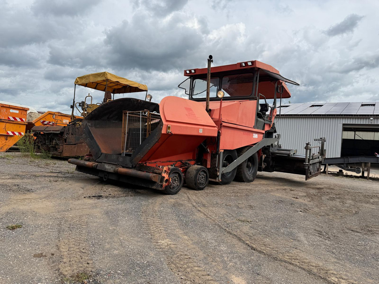 العامل بالقار Demag-Dynapac DF135P powerfull 4-axle-paver: صور 38