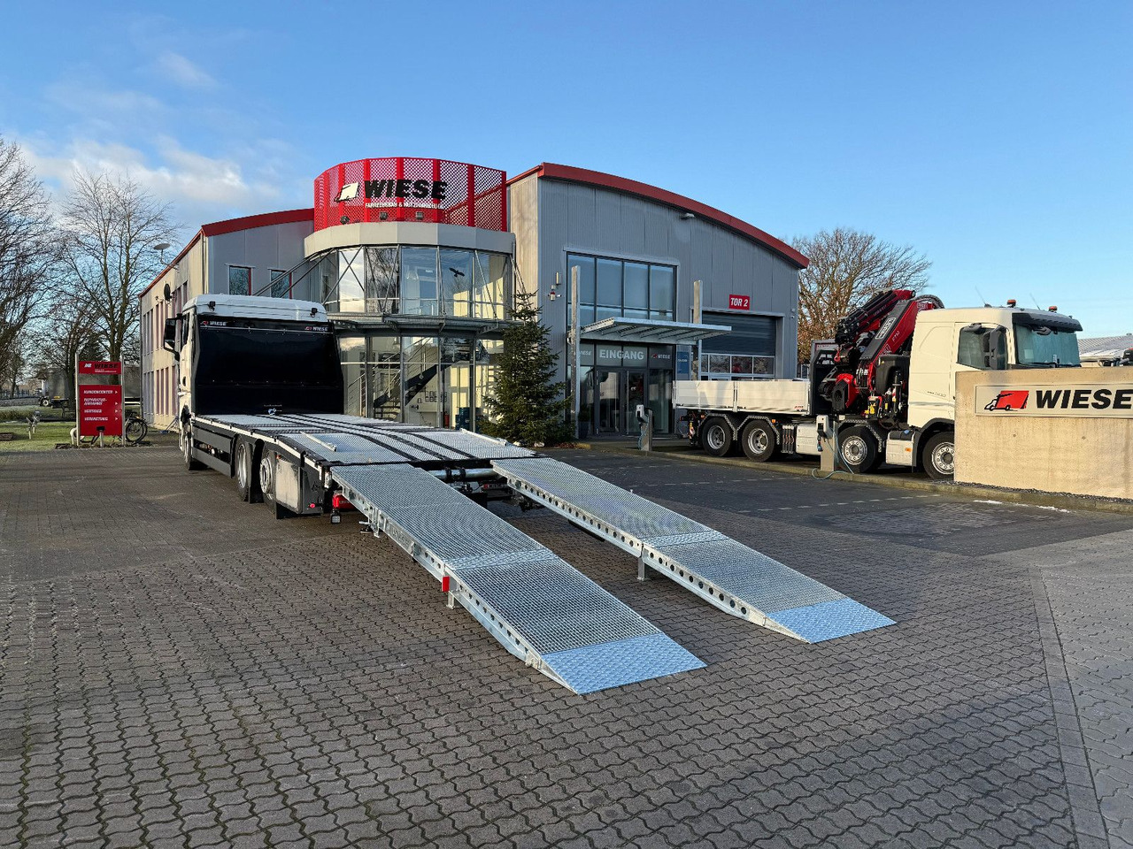 MAN Baumaschinen- Arbeitsbühnentransporter Rampen - شاحنات مسطحة: صور 1 MAN Baumaschinen- Arbeitsbühnentransporter Rampen - شاحنات مسطحة: صور 1