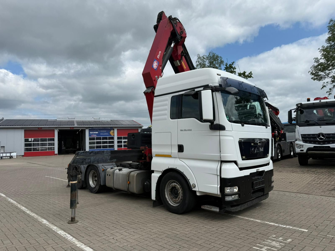 MAN TGX 26.440 6x2 mit HMF 3000-5 Kran TÜV NEU - شاحنة جرار: صور 2 MAN TGX 26.440 6x2 mit HMF 3000-5 Kran TÜV NEU - شاحنة جرار: صور 2