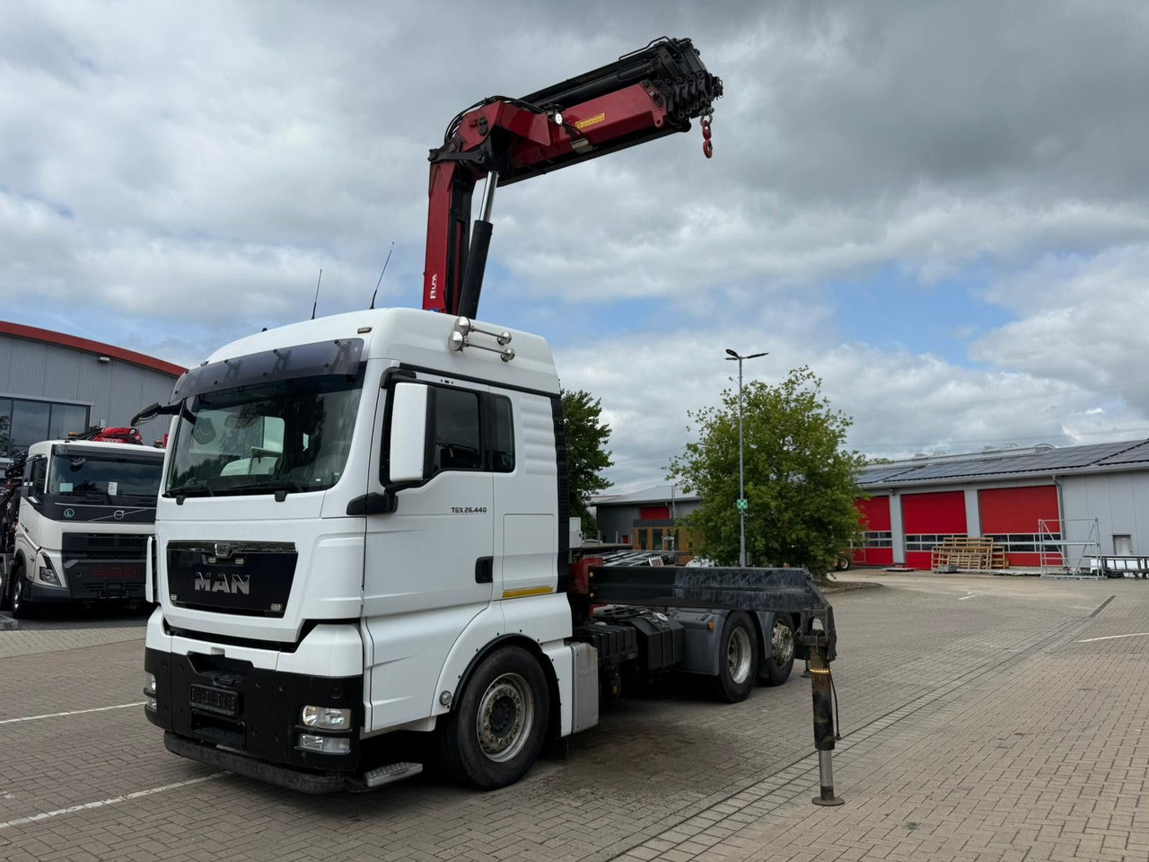 MAN TGX 26.440 6x2 mit HMF 3000-5 Kran TÜV NEU - شاحنة جرار: صور 1 MAN TGX 26.440 6x2 mit HMF 3000-5 Kran TÜV NEU - شاحنة جرار: صور 1