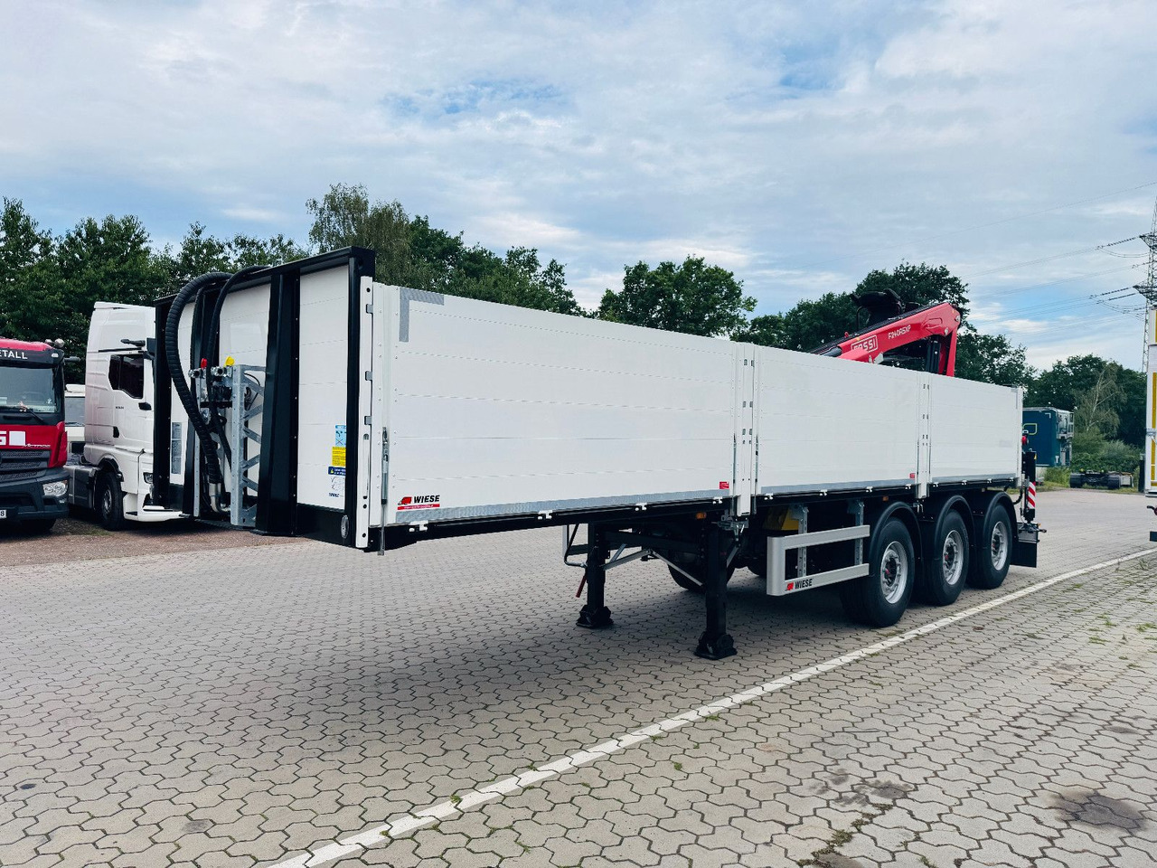 Wiese Baustoffauflieger - Heckkran Kran Fassi - نصف مقطورة مسطحة: صور 1 Wiese Baustoffauflieger - Heckkran Kran Fassi - نصف مقطورة مسطحة: صور 1