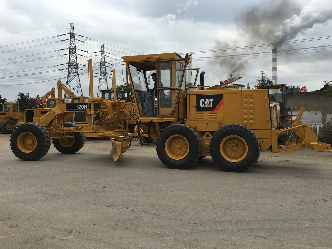 CATERPILLAR 120H - آلة تسوية الأرض: صور 1 CATERPILLAR 120H - آلة تسوية الأرض: صور 1