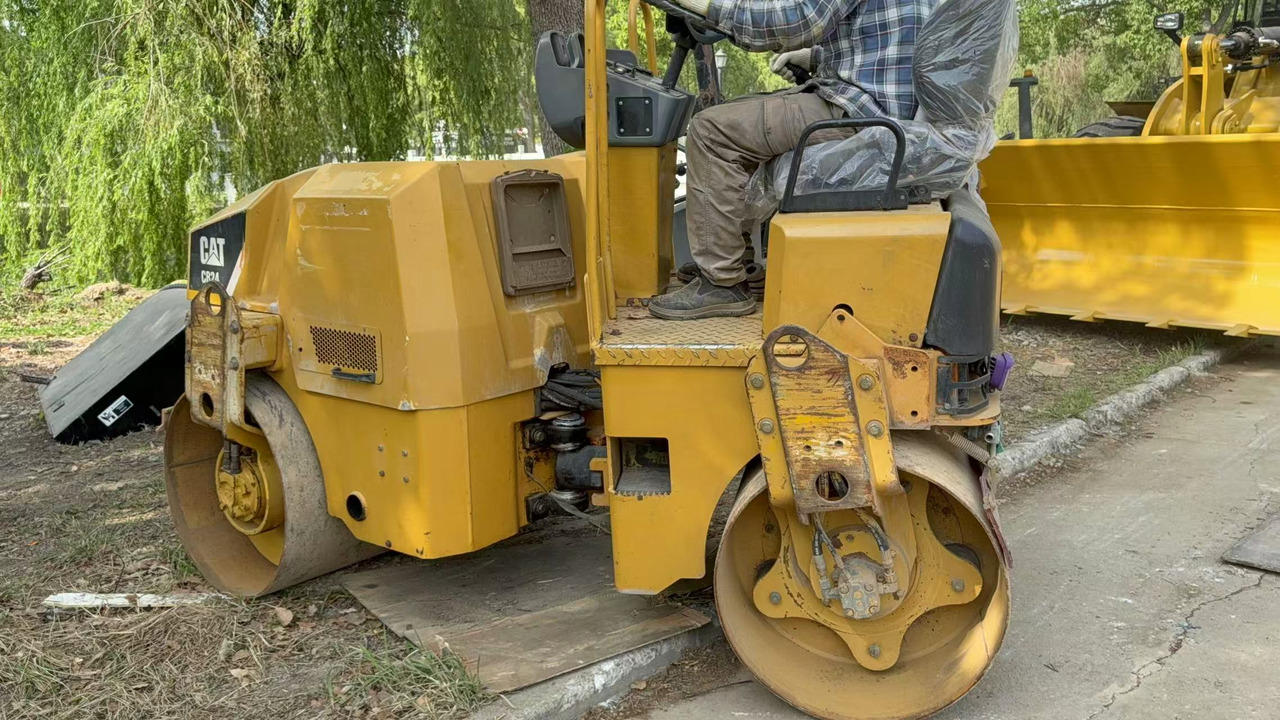 CATERPILLAR CB24B - مدحلة: صور 2 CATERPILLAR CB24B - مدحلة: صور 2