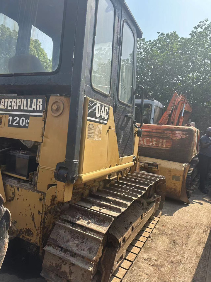 CATERPILLAR D4C - بلدوزر: صور 3 CATERPILLAR D4C - بلدوزر: صور 3