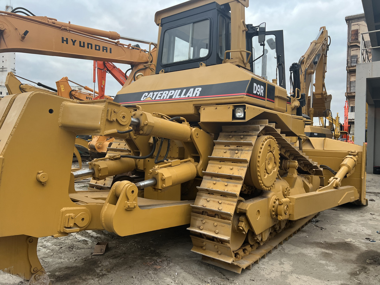 CATERPILLAR D9R - بلدوزر: صور 1 CATERPILLAR D9R - بلدوزر: صور 1