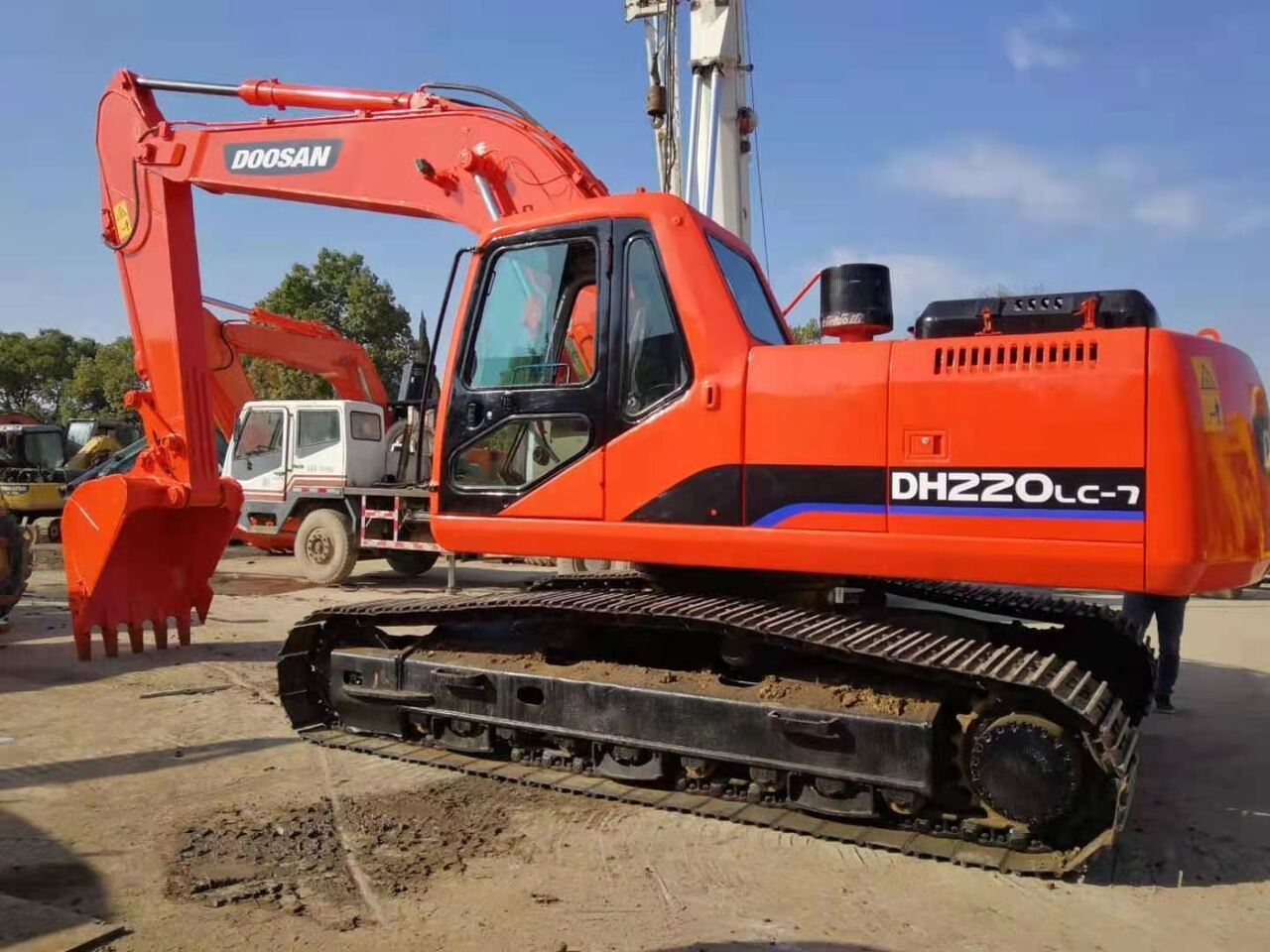 DOOSAN DH220LC - حفارات زحافة: صور 1 DOOSAN DH220LC - حفارات زحافة: صور 1