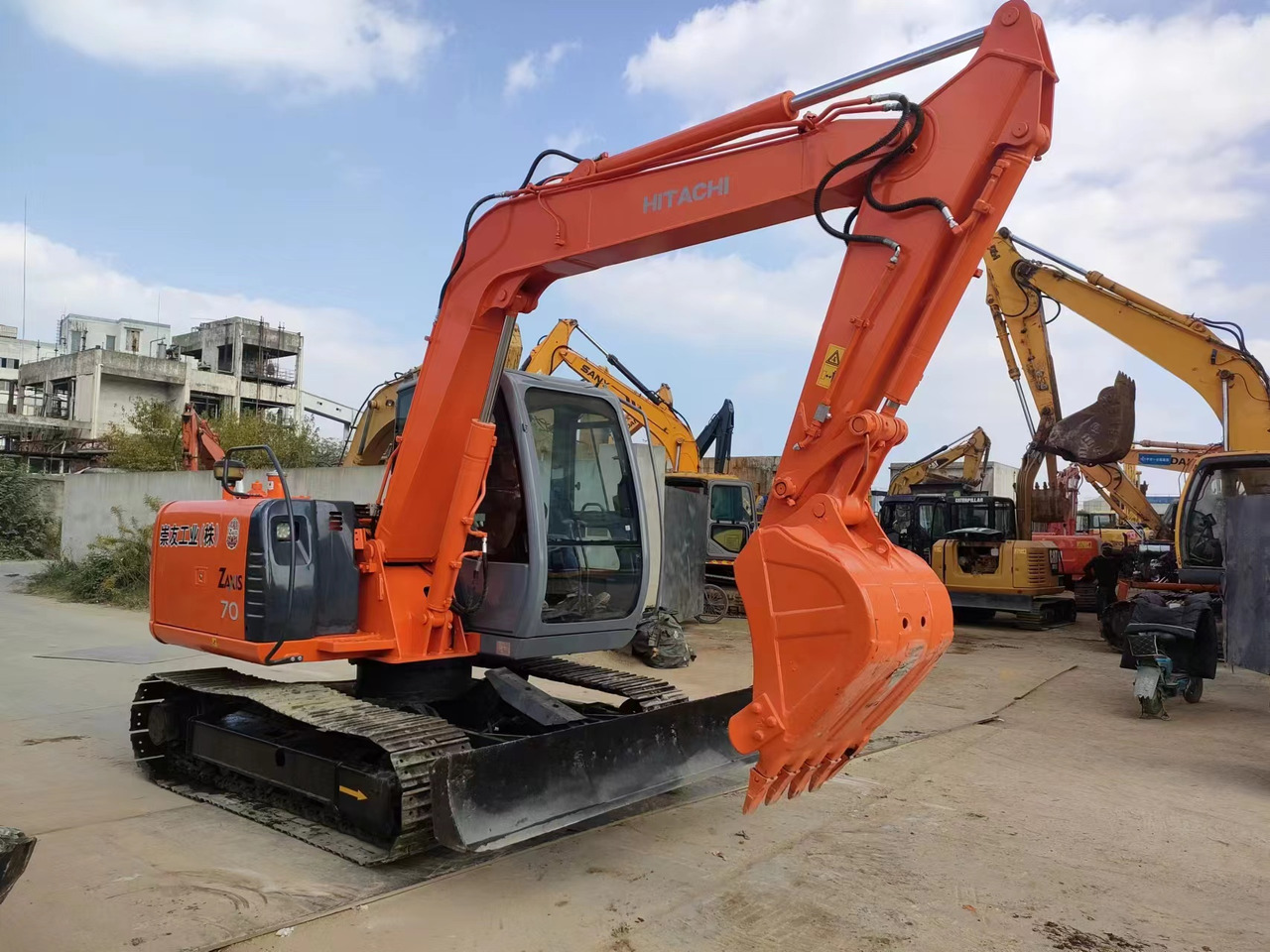 HITACHI ZX200-3G - حفارات زحافة: صور 1 HITACHI ZX200-3G - حفارات زحافة: صور 1