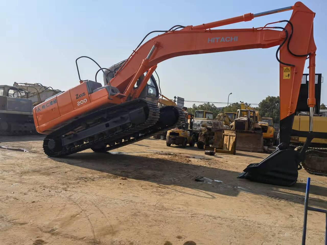 HITACHI ZX200-6 - حفارات زحافة: صور 3 HITACHI ZX200-6 - حفارات زحافة: صور 3