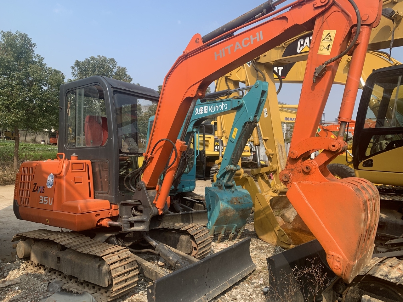 HITACHI ZX35U - حفارة مصغرة: صور 1 HITACHI ZX35U - حفارة مصغرة: صور 1