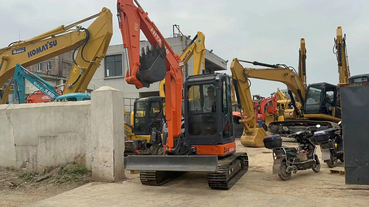 HITACHI ZX50U-2 - حفارة مصغرة: صور 3 HITACHI ZX50U-2 - حفارة مصغرة: صور 3