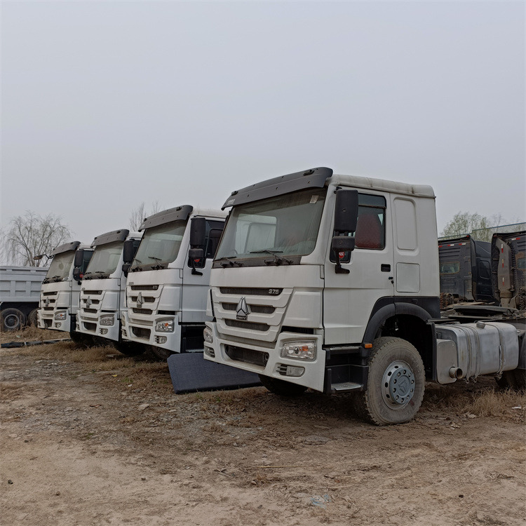 HOWO 6x4 375hp tractor - شاحنة جرار: صور 1 HOWO 6x4 375hp tractor - شاحنة جرار: صور 1