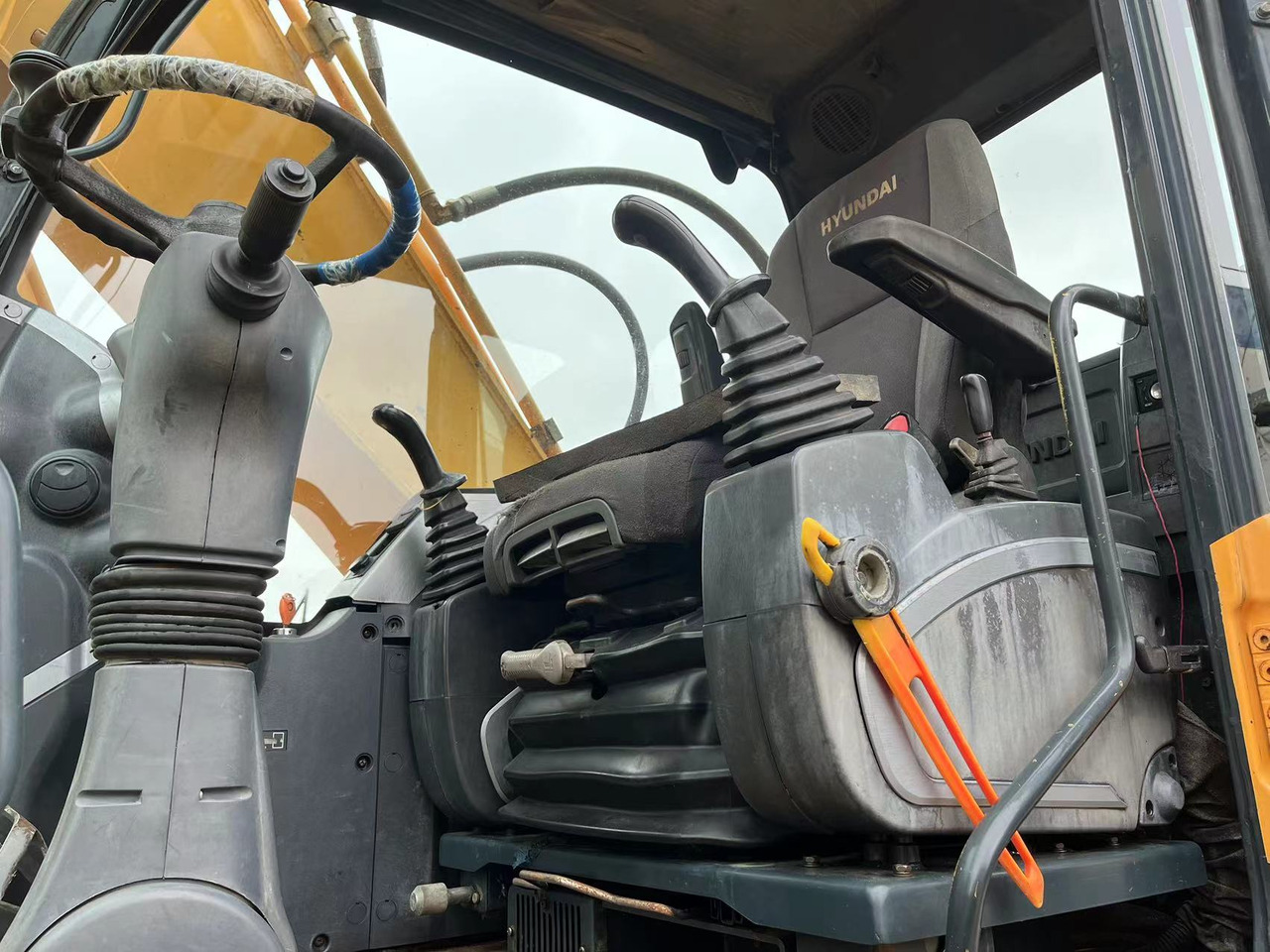 HYUNDAI 210W-9 - حفارة على عجلات: صور 5 HYUNDAI 210W-9 - حفارة على عجلات: صور 5