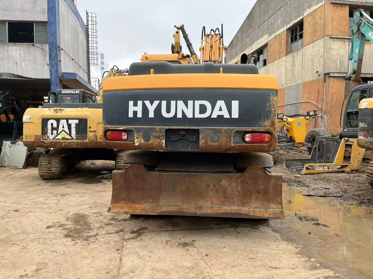 HYUNDAI 210W-9 - حفارة على عجلات: صور 4 HYUNDAI 210W-9 - حفارة على عجلات: صور 4