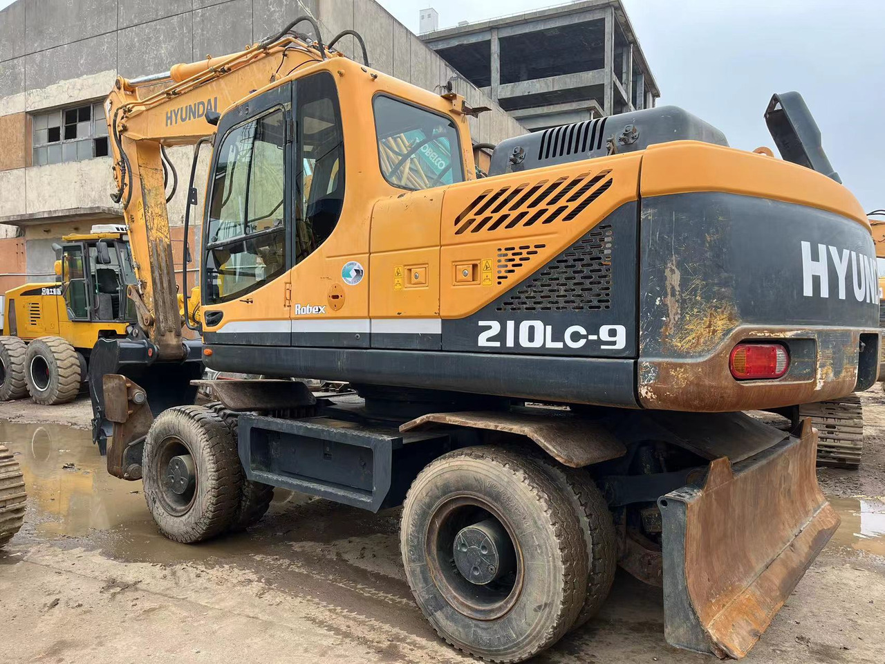 HYUNDAI 210W-9 - حفارة على عجلات: صور 3 HYUNDAI 210W-9 - حفارة على عجلات: صور 3