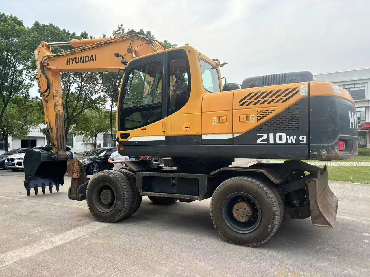 HYUNDAI R210W-9 - حفارة على عجلات: صور 5 HYUNDAI R210W-9 - حفارة على عجلات: صور 5