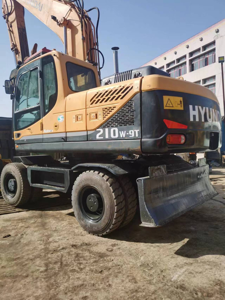 HYUNDAI R210W-9 - حفارة على عجلات: صور 3 HYUNDAI R210W-9 - حفارة على عجلات: صور 3