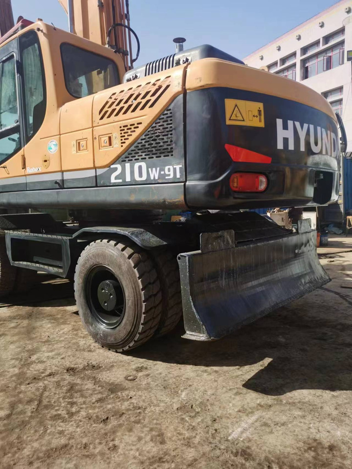 HYUNDAI R210W-9 - حفارة على عجلات: صور 5 HYUNDAI R210W-9 - حفارة على عجلات: صور 5