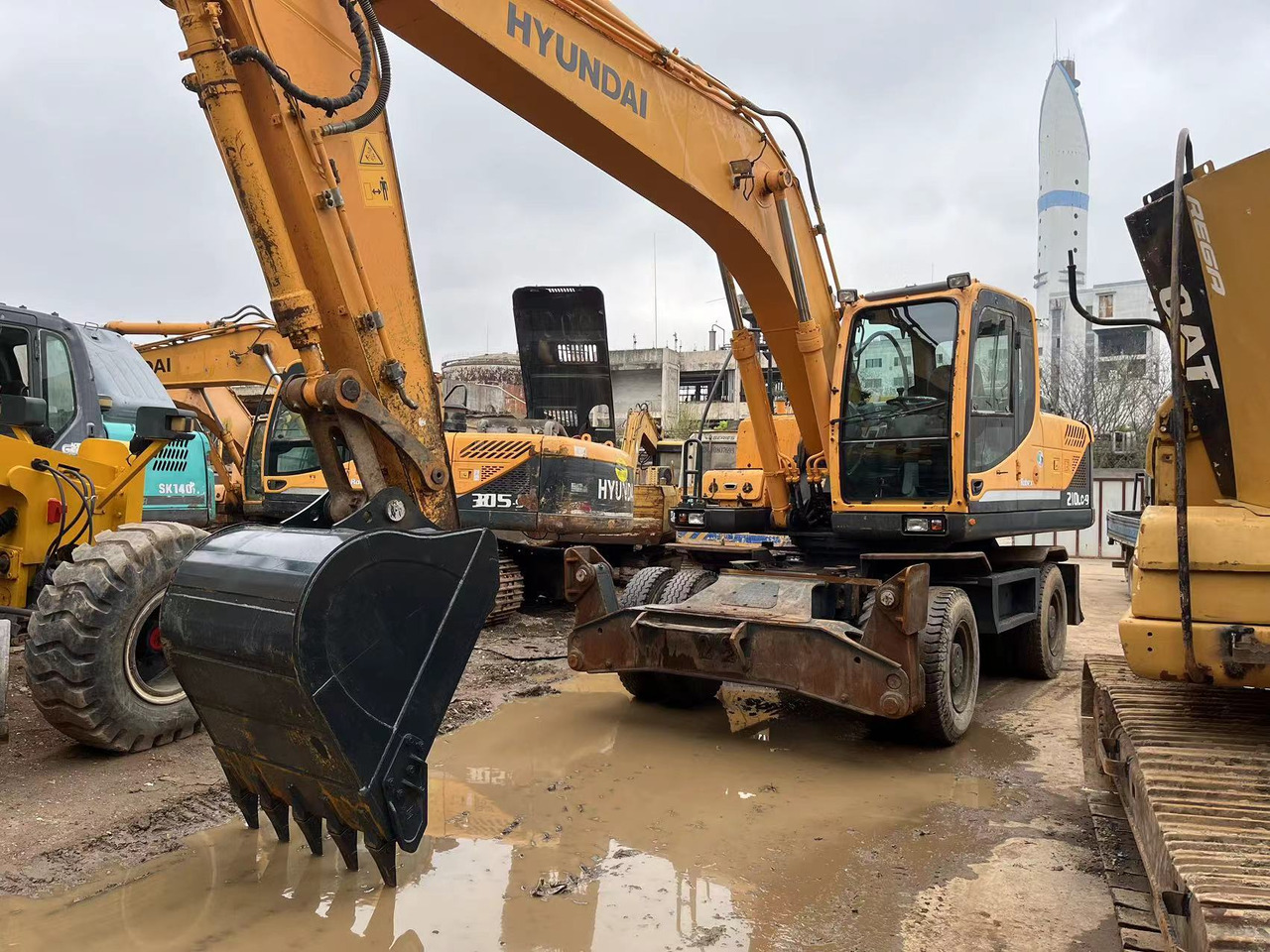 HYUNDAI R210W-9 - حفارة على عجلات: صور 2 HYUNDAI R210W-9 - حفارة على عجلات: صور 2