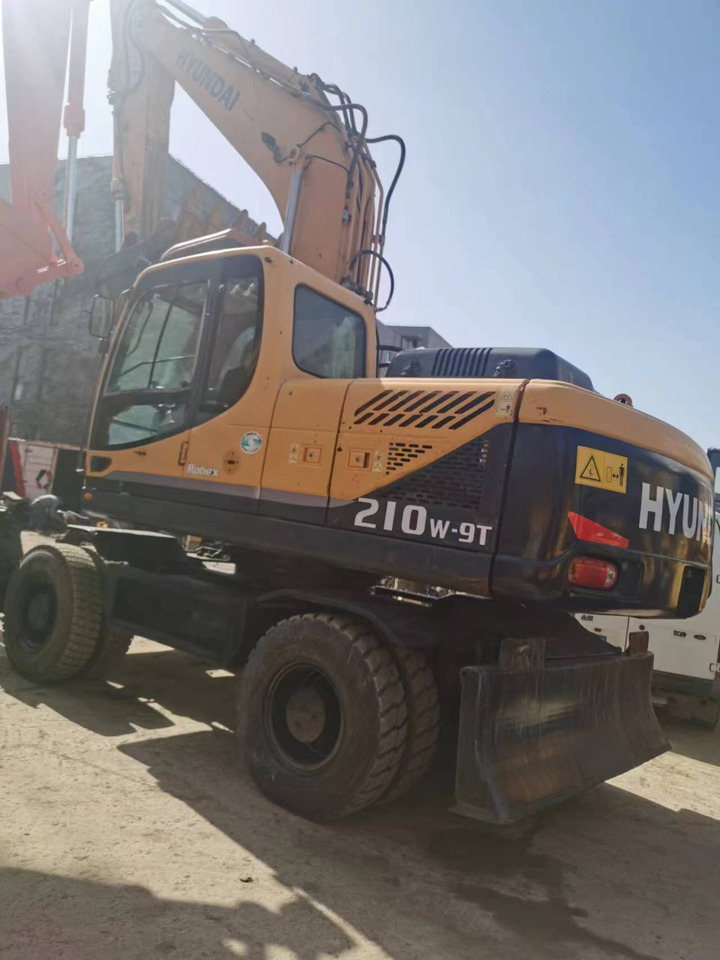 HYUNDAI R210W-9 - حفارة على عجلات: صور 4 HYUNDAI R210W-9 - حفارة على عجلات: صور 4