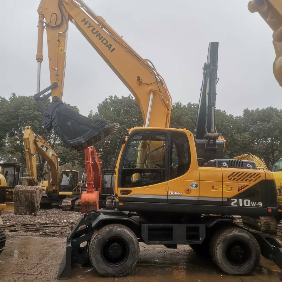 Hyundai R210W-9 - حفارة على عجلات: صور 4 Hyundai R210W-9 - حفارة على عجلات: صور 4