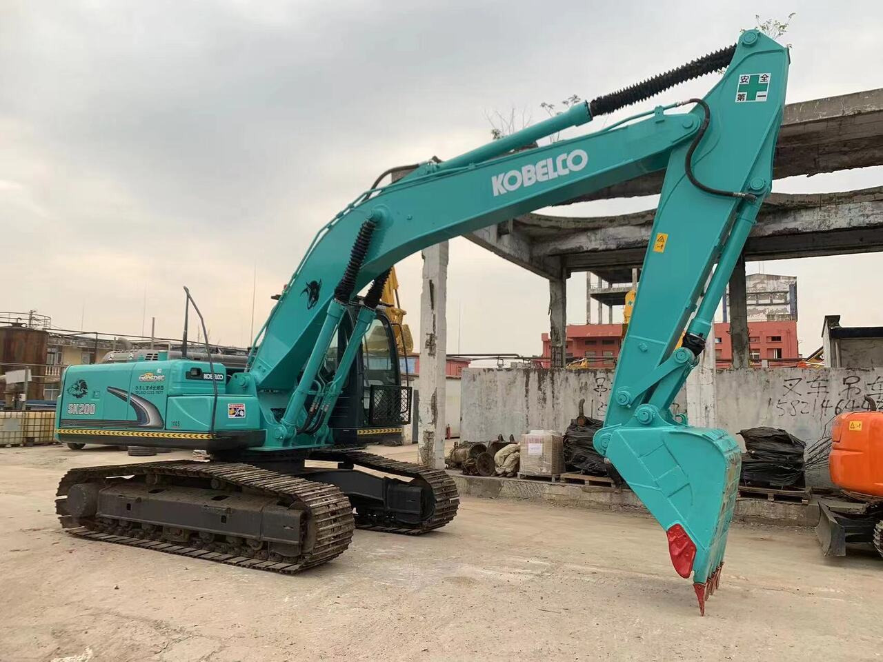 KOBELCO SK200-8-excavator - حفارات زحافة: صور 3 KOBELCO SK200-8-excavator - حفارات زحافة: صور 3