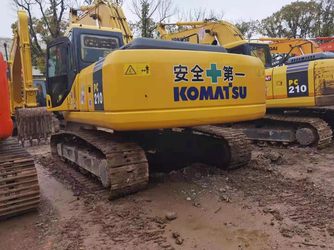 KOMATSU PC210-7-excavator - حفارات زحافة: صور 2 KOMATSU PC210-7-excavator - حفارات زحافة: صور 2