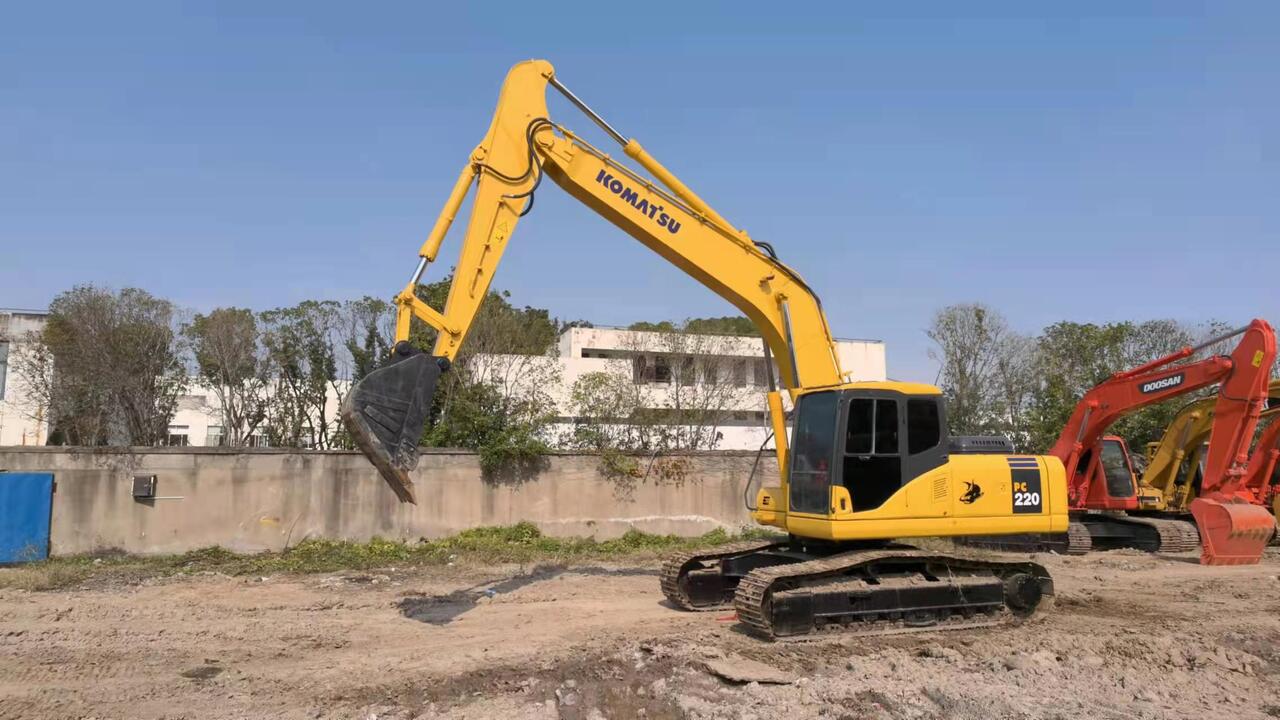 KOMATSU PC220-7 - حفارات زحافة: صور 2 KOMATSU PC220-7 - حفارات زحافة: صور 2
