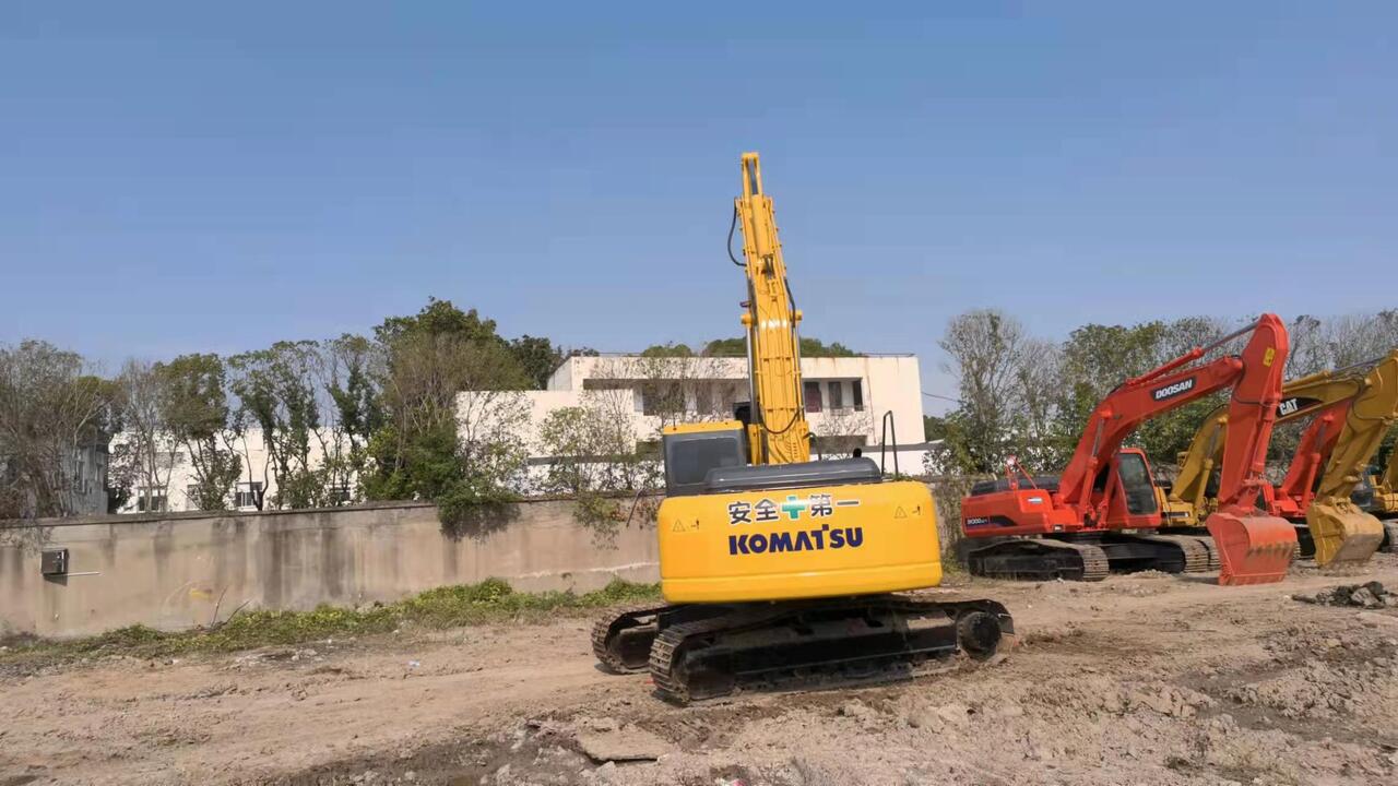 KOMATSU PC220-7 - حفارات زحافة: صور 3 KOMATSU PC220-7 - حفارات زحافة: صور 3