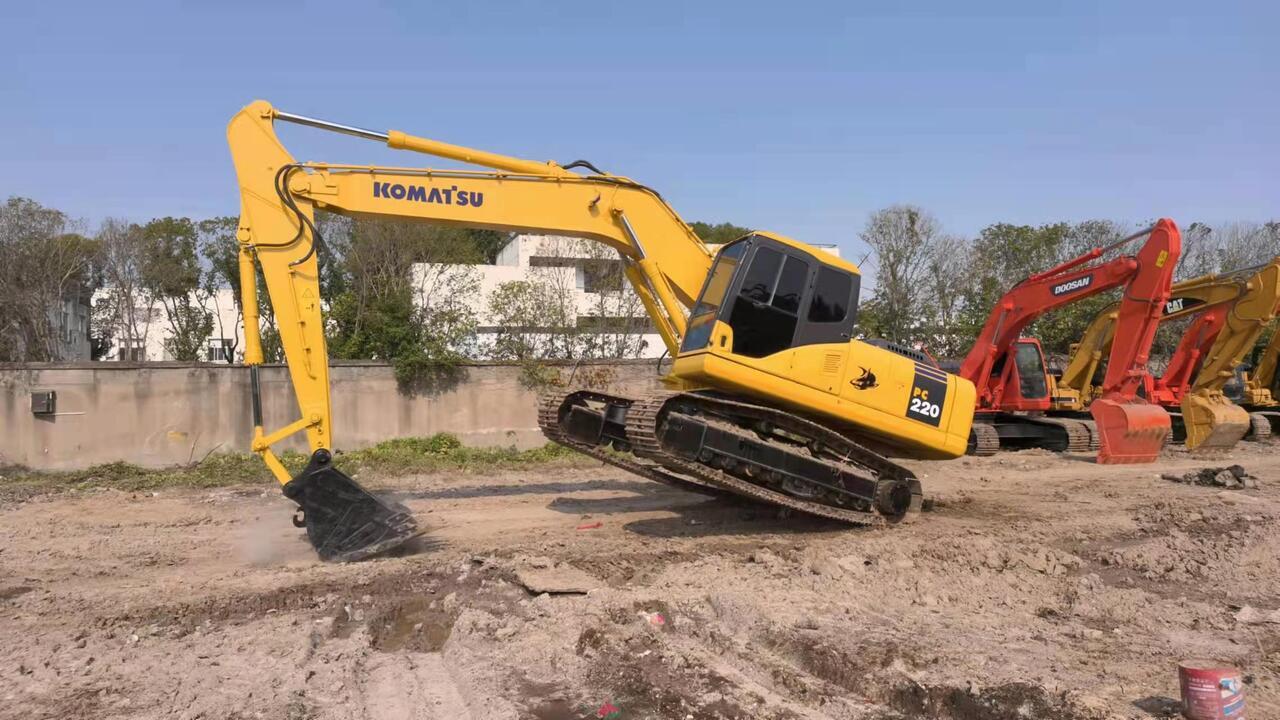 KOMATSU PC220-7 - حفارات زحافة: صور 1 KOMATSU PC220-7 - حفارات زحافة: صور 1