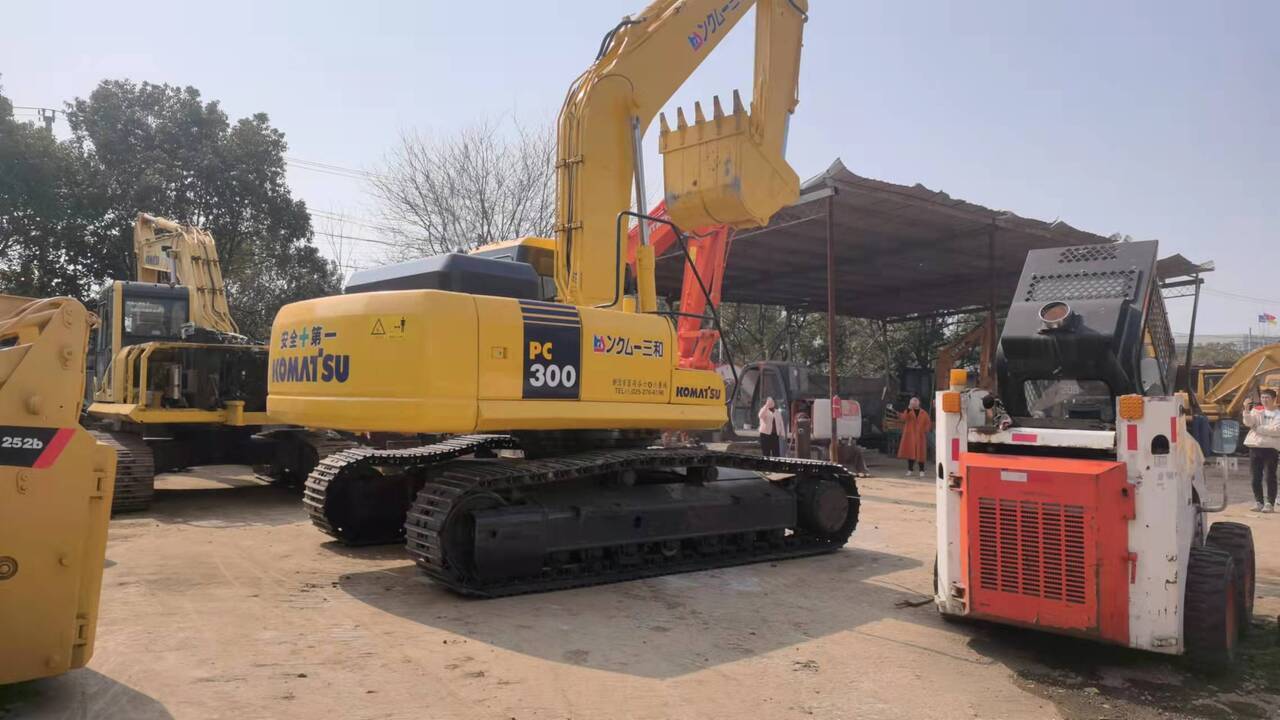 KOMATSU PC300-7 - حفارات زحافة: صور 1 KOMATSU PC300-7 - حفارات زحافة: صور 1