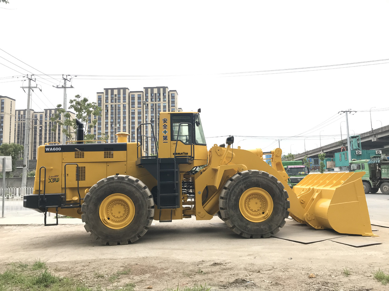 KOMATSU WA600-3 - اللودر بعجل: صور 1 KOMATSU WA600-3 - اللودر بعجل: صور 1