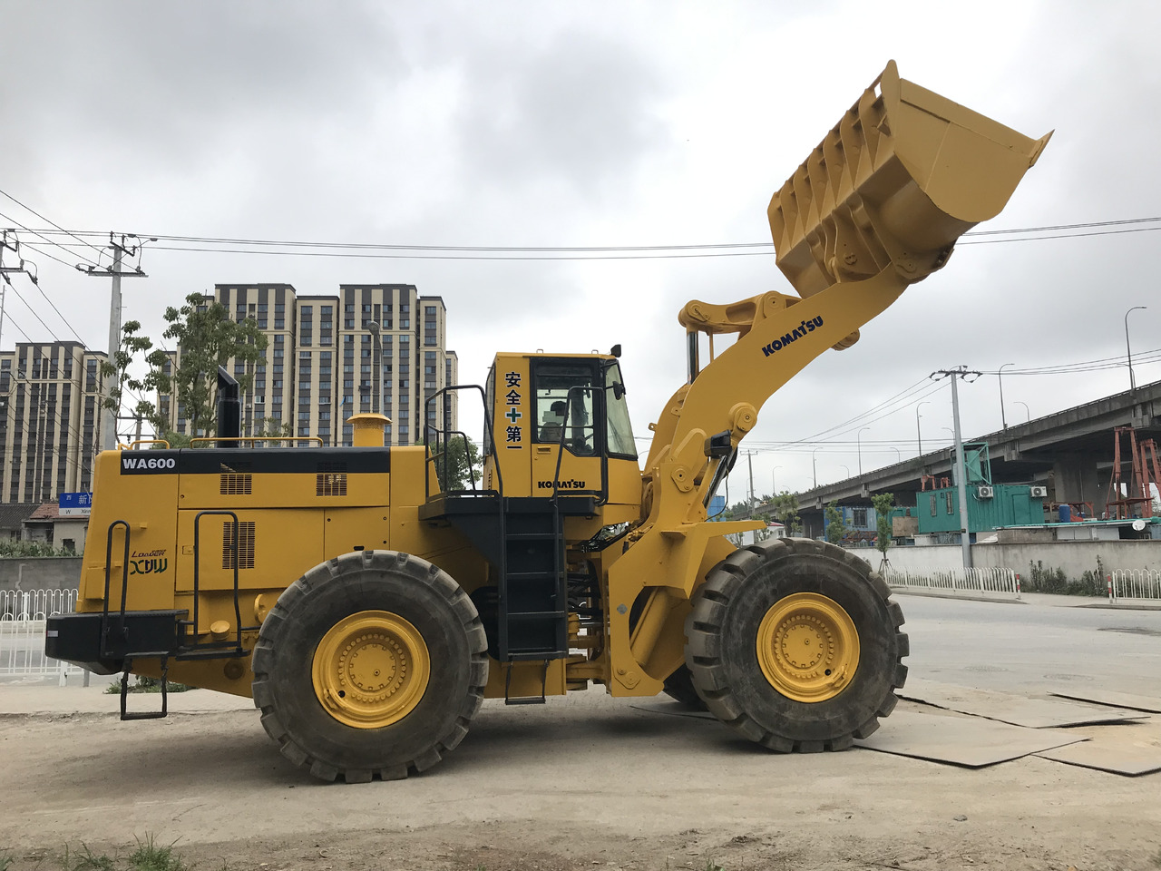 KOMATSU WA600-3 - اللودر بعجل: صور 1 KOMATSU WA600-3 - اللودر بعجل: صور 1