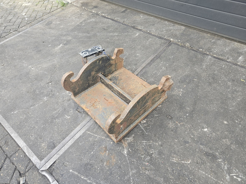 Kopplaat adaptor plate verachtert eurosteel cw30 cw40 adaptor plate - وصلة الربط للمعدات المعلقة - آلات البناء: صور 2 Kopplaat adaptor plate verachtert eurosteel cw30 cw40 adaptor plate - وصلة الربط للمعدات المعلقة - آلات البناء: صور 2