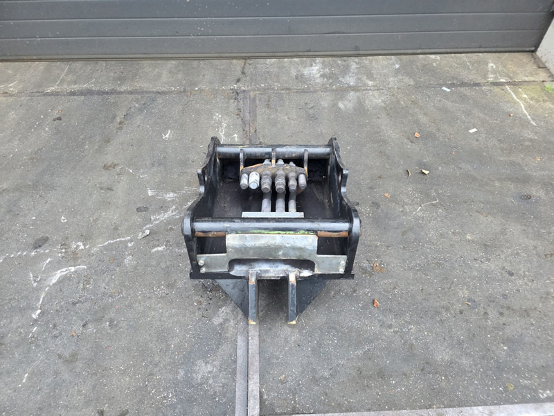 Oilquick kopplaat oq70/55 adaptor plate oilquick 70 55 steelwrist - وصلة الربط للمعدات المعلقة - آلات البناء: صور 1 Oilquick kopplaat oq70/55 adaptor plate oilquick 70 55 steelwrist - وصلة الربط للمعدات المعلقة - آلات البناء: صور 1