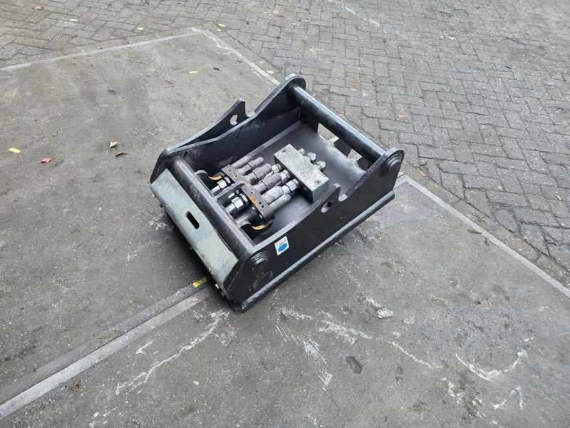 Oilquick kopplaat oq70/55 adaptor plate oilquick 70 55 steelwrist - وصلة الربط للمعدات المعلقة - آلات البناء: صور 4 Oilquick kopplaat oq70/55 adaptor plate oilquick 70 55 steelwrist - وصلة الربط للمعدات المعلقة - آلات البناء: صور 4