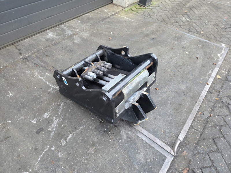 Oilquick kopplaat oq70/55 adaptor plate oilquick 70 55 steelwrist - وصلة الربط للمعدات المعلقة - آلات البناء: صور 5 Oilquick kopplaat oq70/55 adaptor plate oilquick 70 55 steelwrist - وصلة الربط للمعدات المعلقة - آلات البناء: صور 5