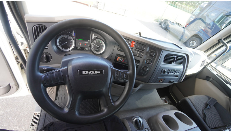 DAF LF 220 WITH HIAB XS111 HI DUO CRANE 238.000KM - شاحنة جرار: صور 5 DAF LF 220 WITH HIAB XS111 HI DUO CRANE 238.000KM - شاحنة جرار: صور 5