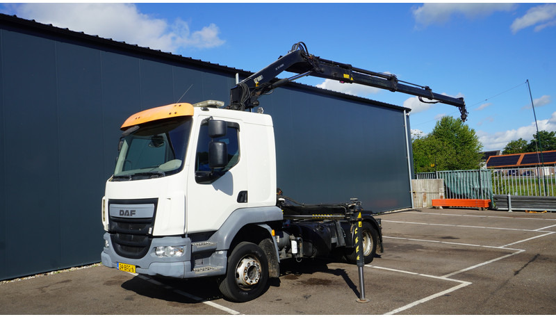 DAF LF 220 WITH HIAB XS111 HI DUO CRANE 238.000KM - شاحنة جرار: صور 2 DAF LF 220 WITH HIAB XS111 HI DUO CRANE 238.000KM - شاحنة جرار: صور 2
