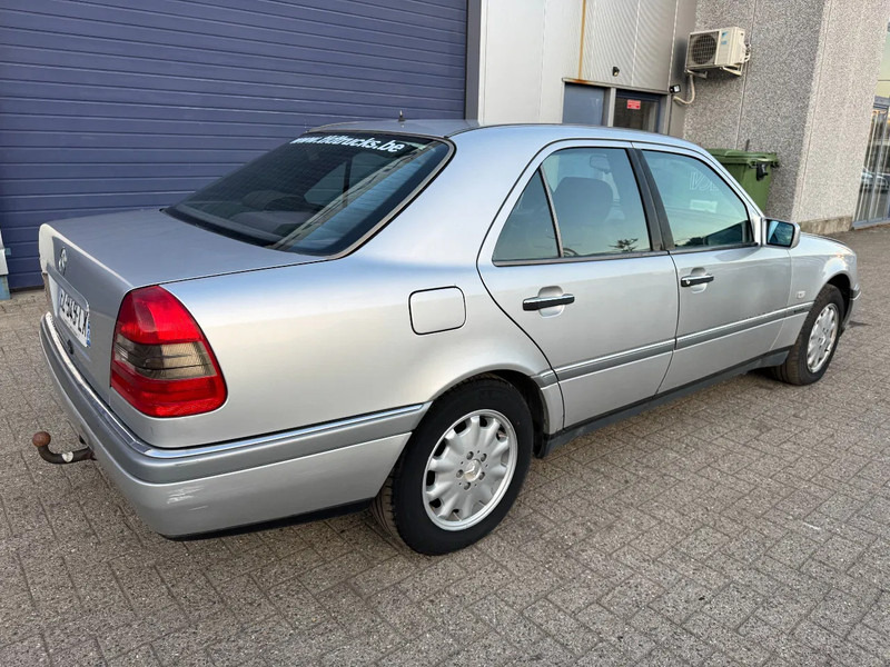 Mercedes-Benz C-Klasse **C180-PETROL-AC** - سيدان: صور 4 Mercedes-Benz C-Klasse **C180-PETROL-AC** - سيدان: صور 4
