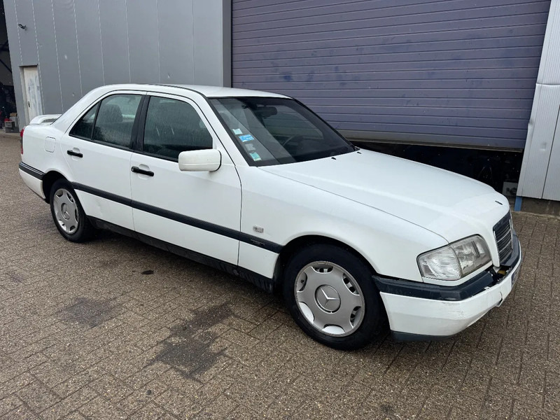 Mercedes-Benz C-Klasse **C250DIESEL** - سيدان: صور 3 Mercedes-Benz C-Klasse **C250DIESEL** - سيدان: صور 3