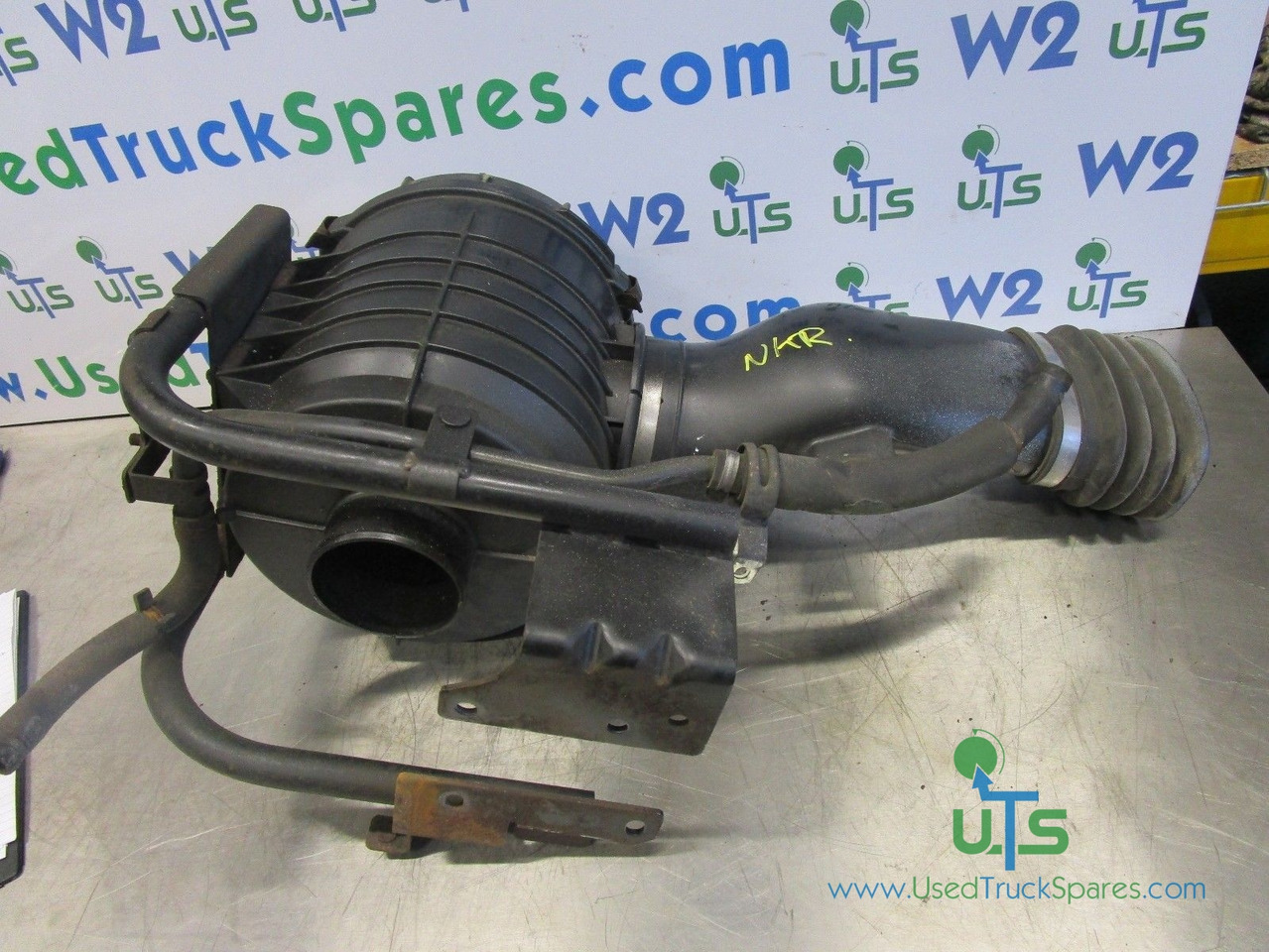 ISUZU NKR (4JJ1) AIR INTAKE / FILTER HOUSING COMPLETE - المحرك و قطع الغيار - شاحنة: صور 1 ISUZU NKR (4JJ1) AIR INTAKE / FILTER HOUSING COMPLETE - المحرك و قطع الغيار - شاحنة: صور 1