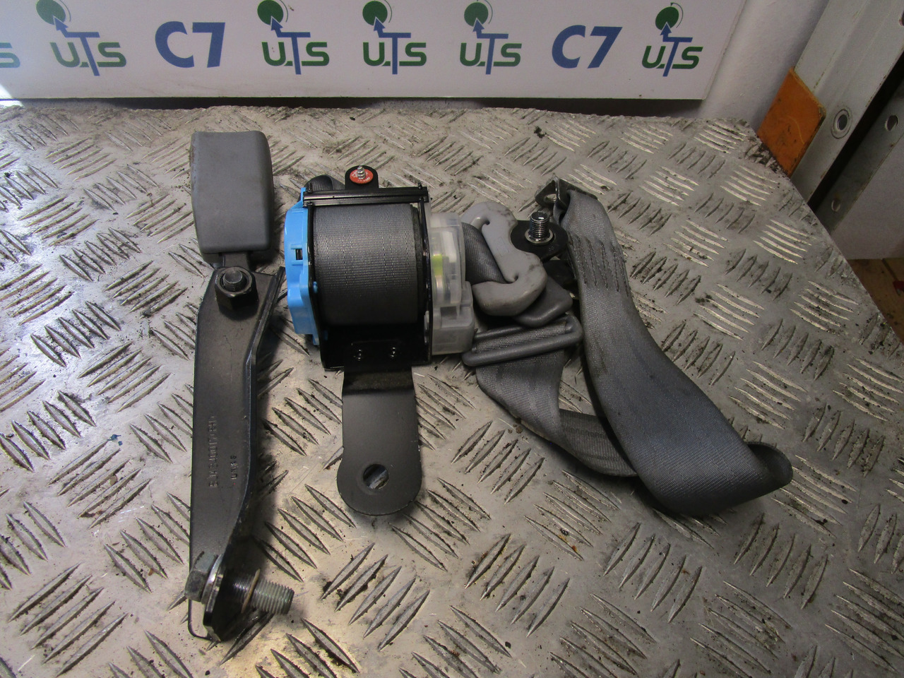 MITSUBISHI FUSO DRIVERS SIDE SEAT BELT - الكابينة والداخلية - شاحنة: صور 1 MITSUBISHI FUSO DRIVERS SIDE SEAT BELT - الكابينة والداخلية - شاحنة: صور 1