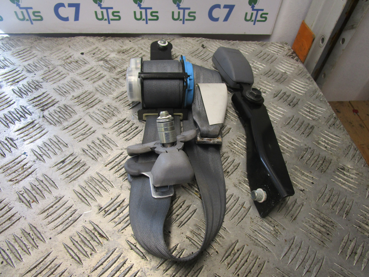 MITSUBISHI FUSO PASSENGER SIDE SEATBELT - الكابينة والداخلية - شاحنة: صور 1 MITSUBISHI FUSO PASSENGER SIDE SEATBELT - الكابينة والداخلية - شاحنة: صور 1