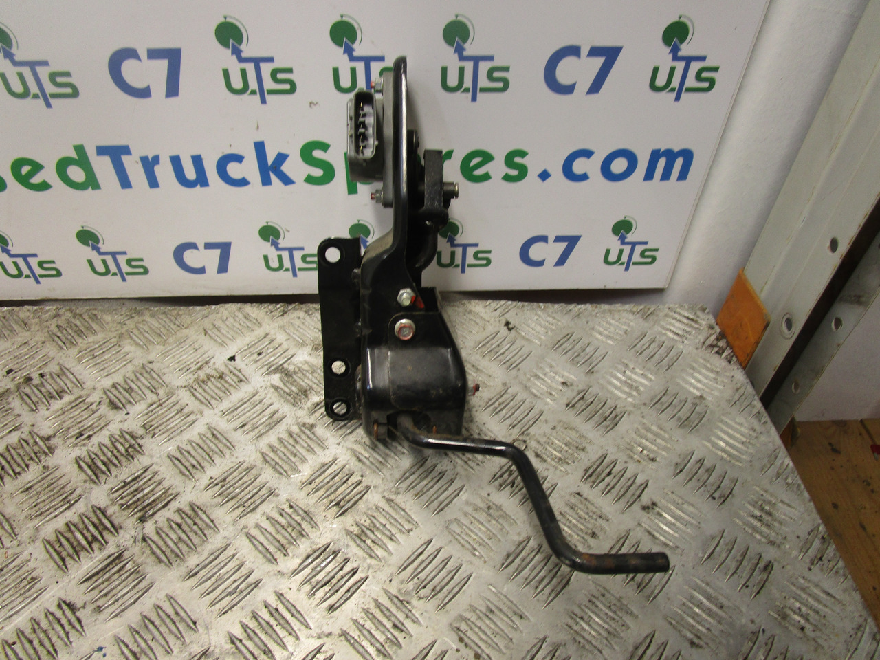 MITSUBISHI FUSO THROTTLE PEDAL UNIT COMPLETE INCLUDING SENSOR MK386457 - الكابينة والداخلية - شاحنة: صور 1 MITSUBISHI FUSO THROTTLE PEDAL UNIT COMPLETE INCLUDING SENSOR MK386457 - الكابينة والداخلية - شاحنة: صور 1
