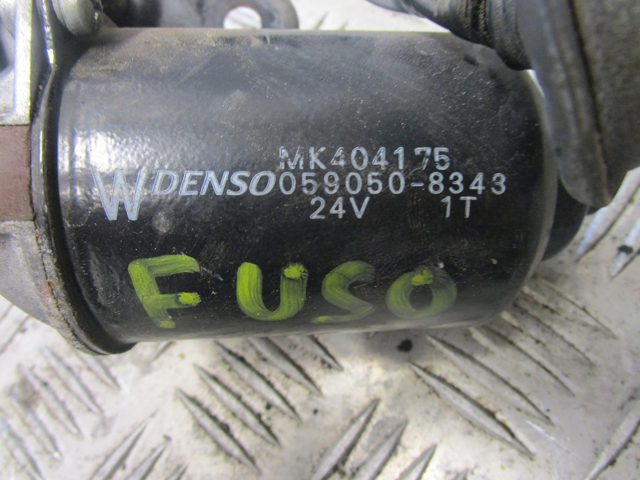 MITSUBISHI FUSO WIPER MOTOR P/NO MK404175 - الكابينة والداخلية - شاحنة: صور 2 MITSUBISHI FUSO WIPER MOTOR P/NO MK404175 - الكابينة والداخلية - شاحنة: صور 2