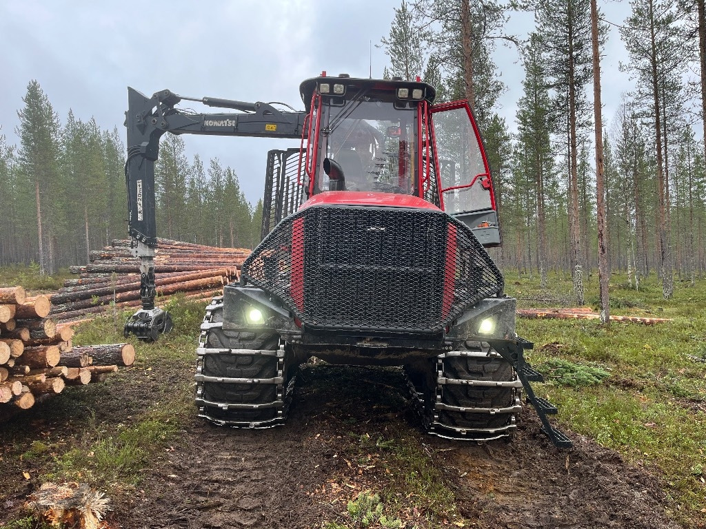 Komatsu 875 - شاحنات نقل الأخشاب في الغابات: صور 1 Komatsu 875 - شاحنات نقل الأخشاب في الغابات: صور 1