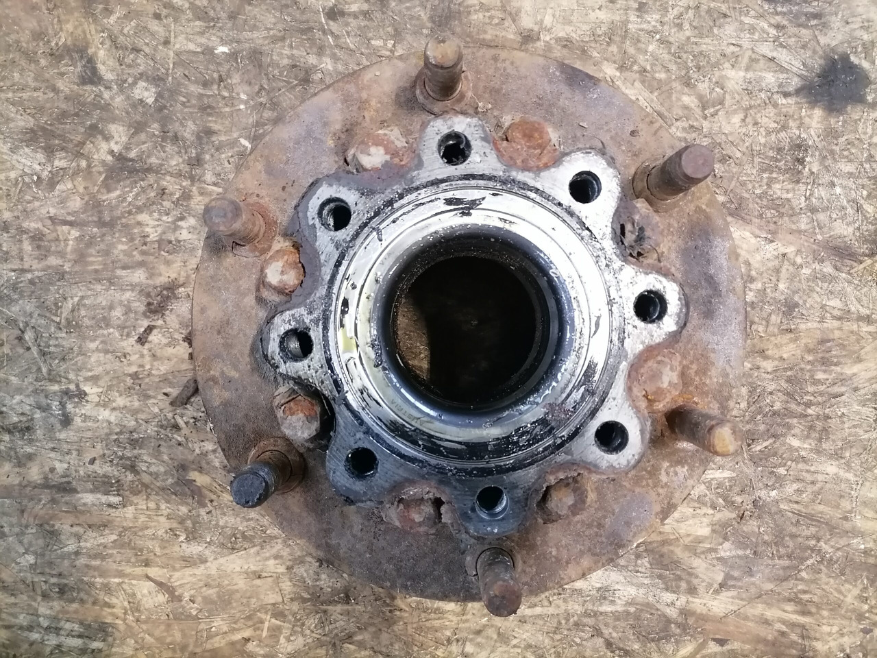 MB Atego truck with wheel hub A9703560301 - قطع غيار عامة - شاحنة: صور 4 MB Atego truck with wheel hub A9703560301 - قطع غيار عامة - شاحنة: صور 4