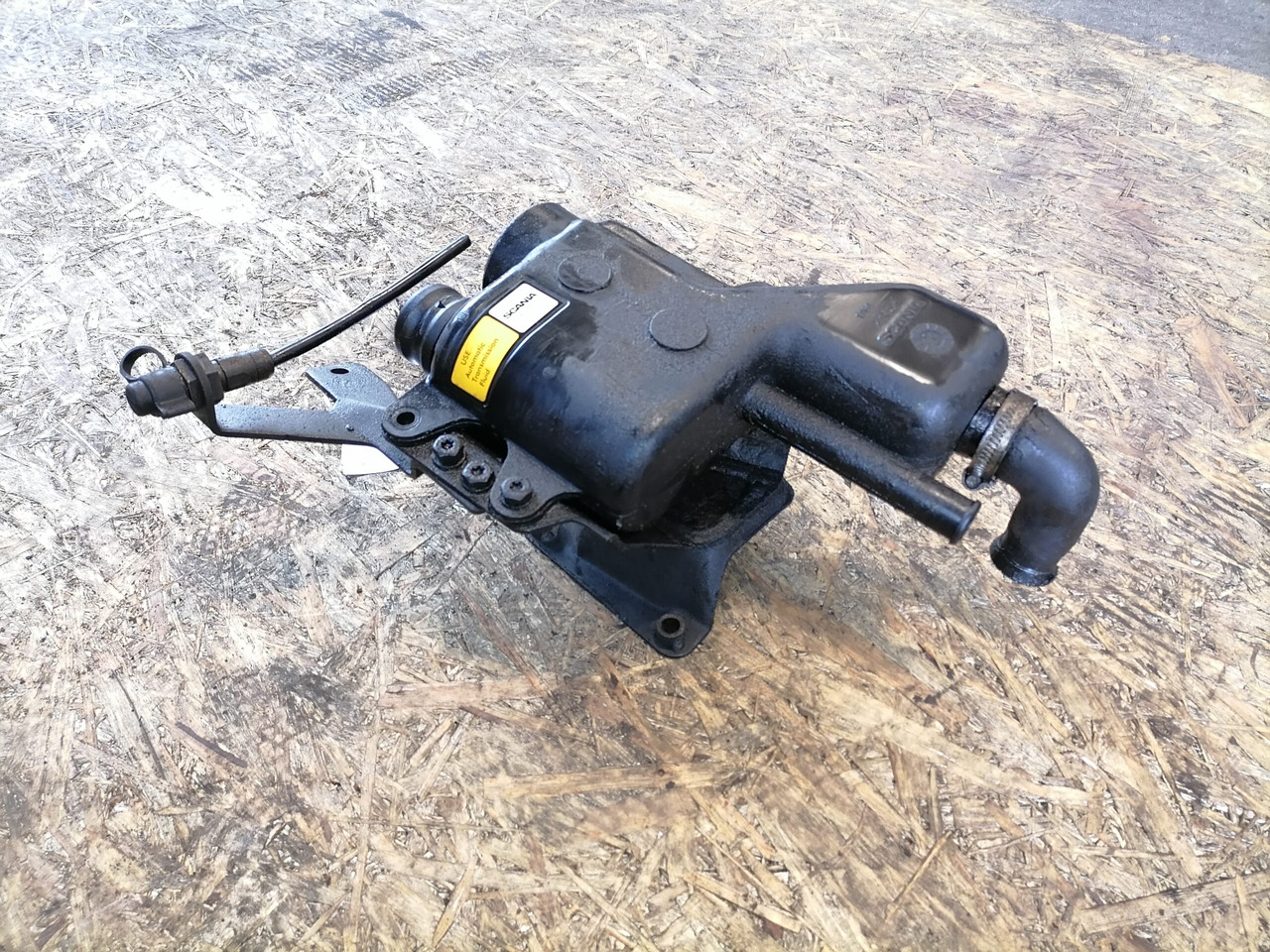 Scania Scania steering oil tank 1461351 - خرطوم التوجيه - شاحنة: صور 2 Scania Scania steering oil tank 1461351 - خرطوم التوجيه - شاحنة: صور 2