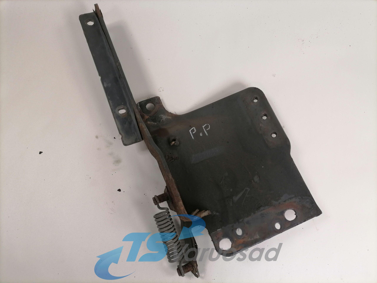 Scania lower grille carrier hinge 1742265 - جلوپنجره - شاحنة: صور 1 Scania lower grille carrier hinge 1742265 - جلوپنجره - شاحنة: صور 1