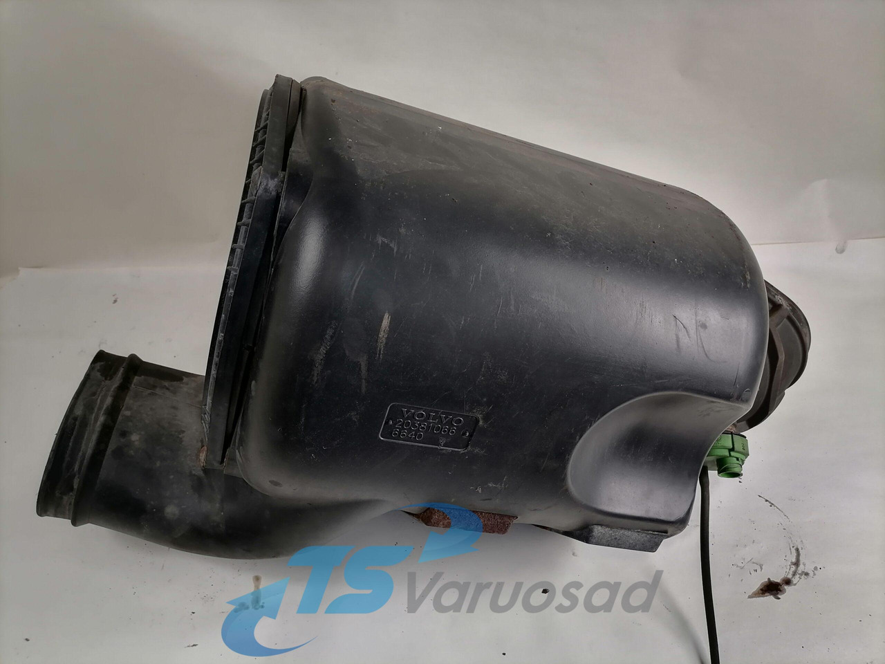 Volvo Air filter housing 20381066 - نظام سحب الهواء - شاحنة: صور 1 Volvo Air filter housing 20381066 - نظام سحب الهواء - شاحنة: صور 1